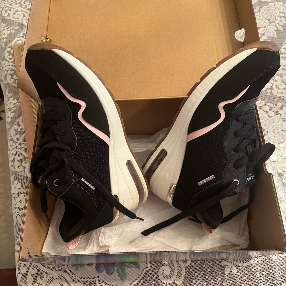 Sketcher sports shoes